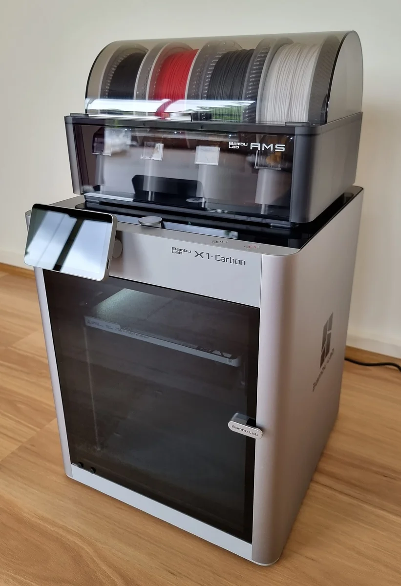 Imprimante Bambu Lab X1-Carbon surmontée de son module AMS 4 bobines